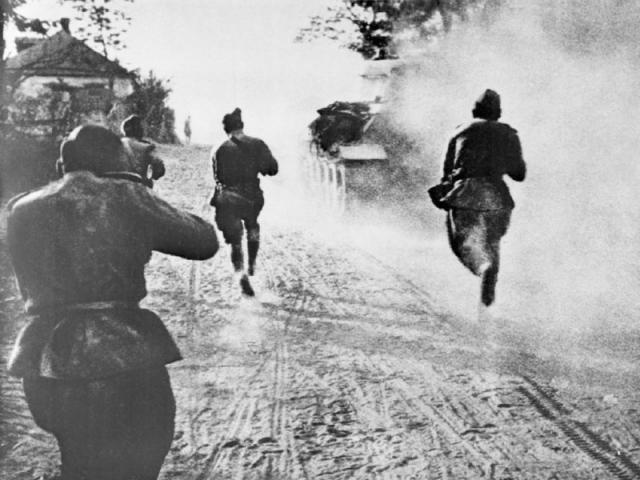 Пехота при поддержке танков ведет бой за Белгород, август 1943г.